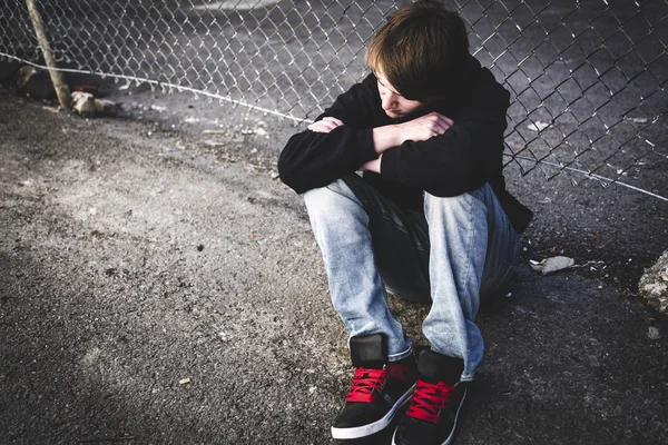 Niño triste en la calle de la ciudad — Foto de Stock