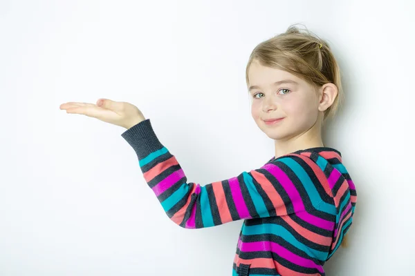 Söpö iloinen pieni tyttö muotokuva, eristetty harmaalla taustalla — kuvapankkivalokuva