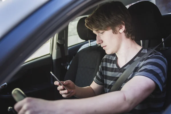 Adolescente menino e novo motorista ao volante de seu carro — Fotografia de Stock