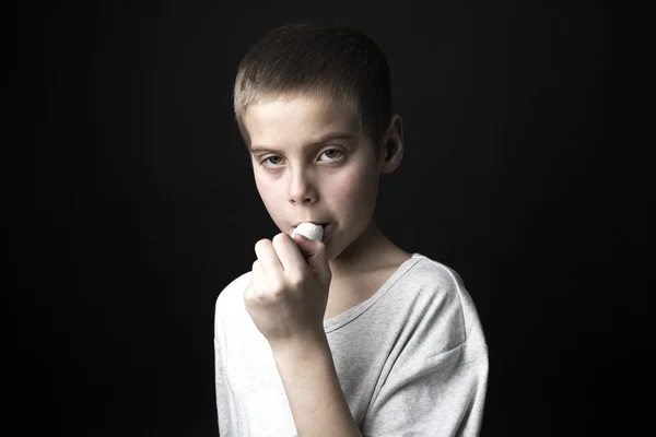 Imagen de cerca de un niño lindo usando inhalador para el asma . — Foto de Stock