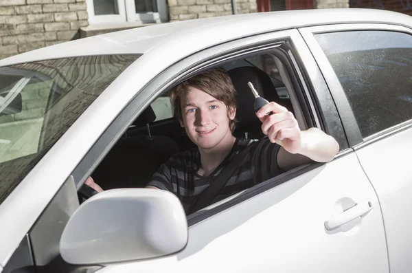 Teenager und Fahranfänger am Steuer seines Autos — Stockfoto