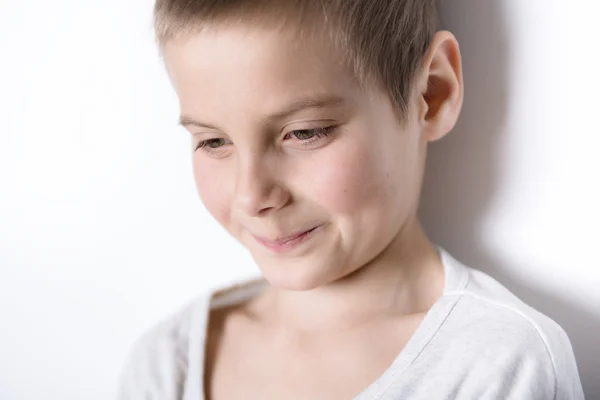 Retrato niño sonriente de ocho años . — Foto de Stock