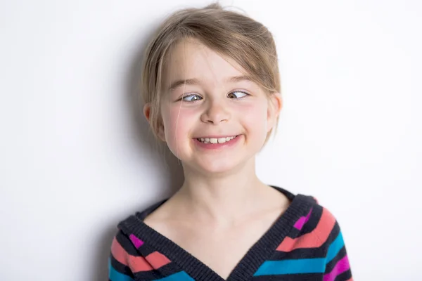 Niedlich fröhlich kleines Mädchen Porträt, isoliert auf grauem Hintergrund — Stockfoto