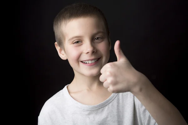 Ritratto ragazzo sorridente di otto anni . — Foto Stock