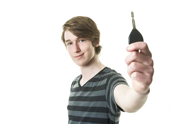 白い背景で隔離の車のキーを保持している魅力的な 10 代の少年 — ストック写真