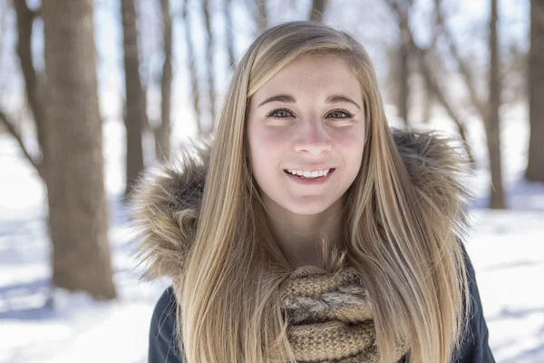 Attractive young woman in wintertime outdoor — Stock Photo, Image