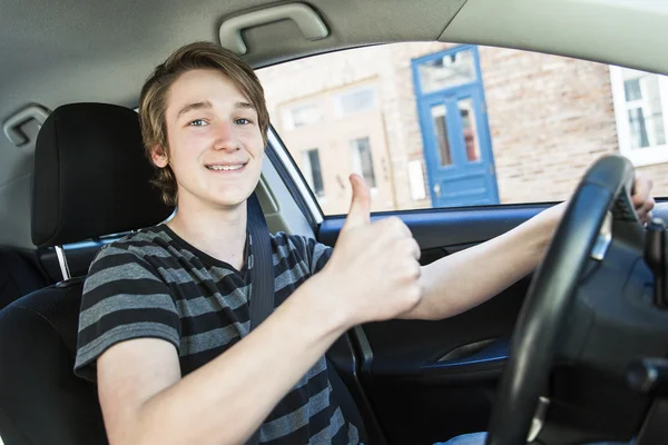 Adolescente menino e novo motorista ao volante de seu carro — Fotografia de Stock