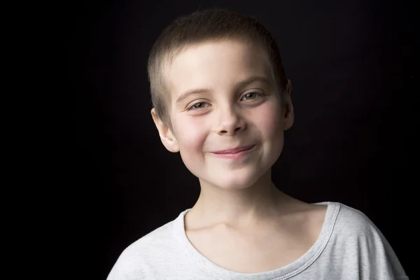Portret lachende jongen van acht jaar. — Stockfoto