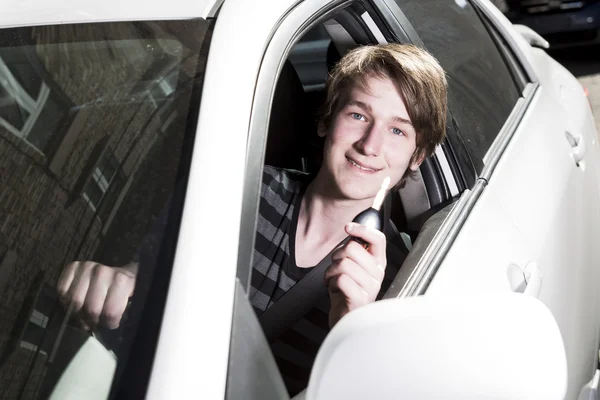 Adolescente menino e novo motorista ao volante de seu carro — Fotografia de Stock