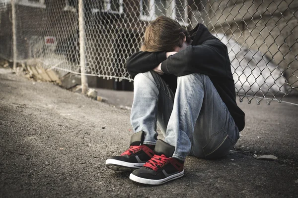 Niño triste en la calle de la ciudad — Foto de Stock