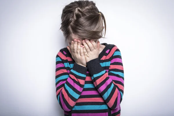 Verdrietig meisje op studio benadrukt — Stockfoto