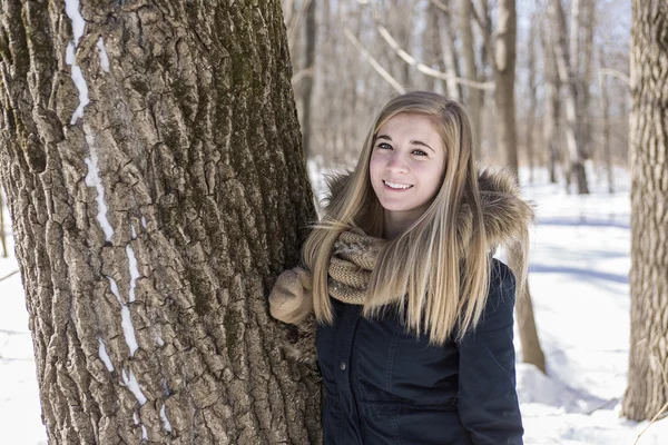 Aantrekkelijke jonge vrouw in de winter outdoor — Stockfoto