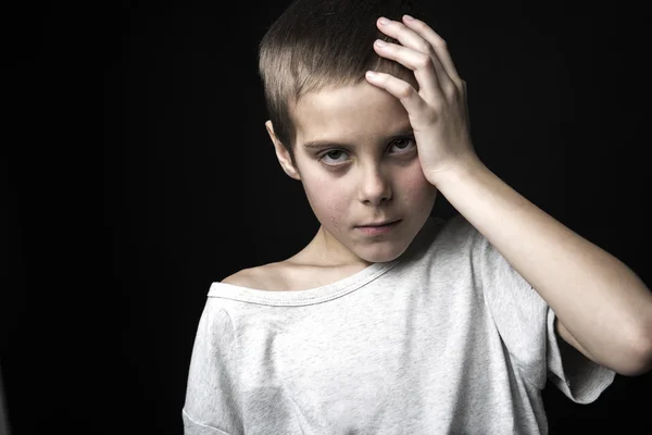 Estressado triste menino no estúdio — Fotografia de Stock