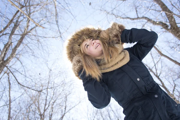 Attractive young woman in wintertime outdoor — Stock Photo, Image