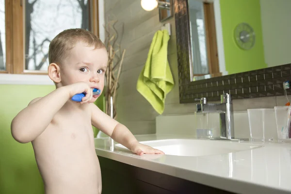 Brossage des dents enfant ou enfant dans la salle de bain — Photo