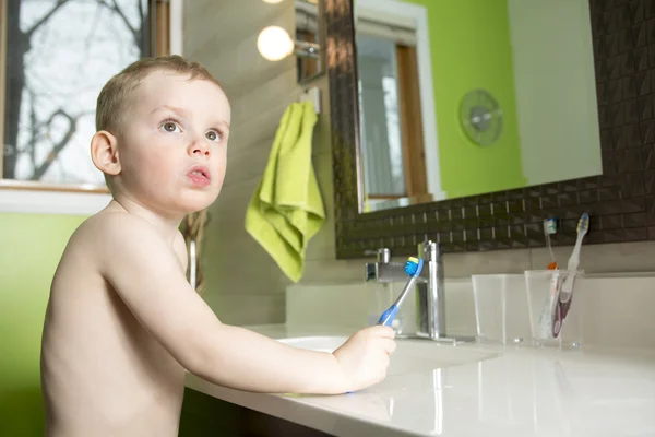 Niños o niños cepillándose los dientes en el baño — Foto de Stock