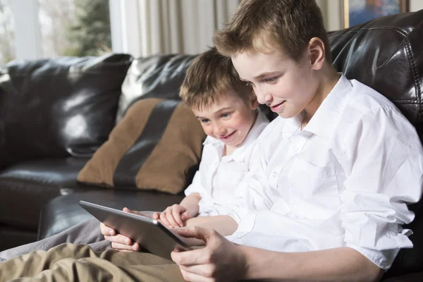 Kinderen spelen met tablet pc — Stockfoto