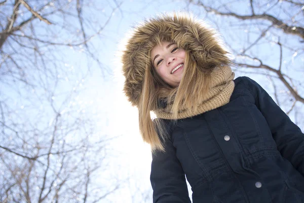 Aantrekkelijke jonge vrouw in de winter outdoor — Stockfoto