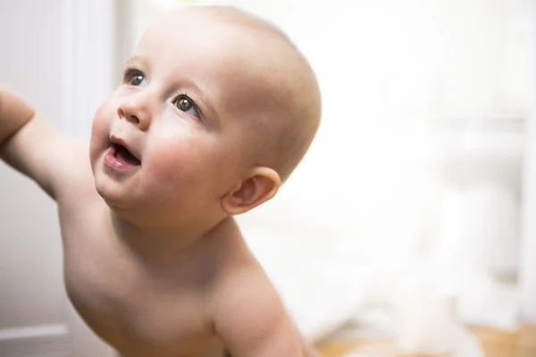 Adorable bébé garçon à l'extérieur des toilettes — Photo