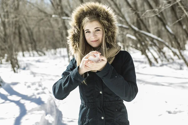 Aantrekkelijke jonge vrouw in de winter outdoor — Stockfoto