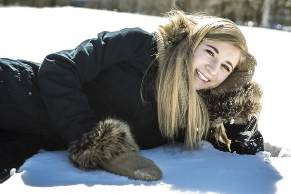 Aantrekkelijke jonge vrouw in de winter outdoor — Stockfoto