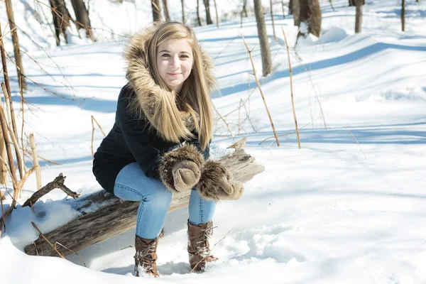 Привлекательная молодая женщина в зимнее время на открытом воздухе — стоковое фото