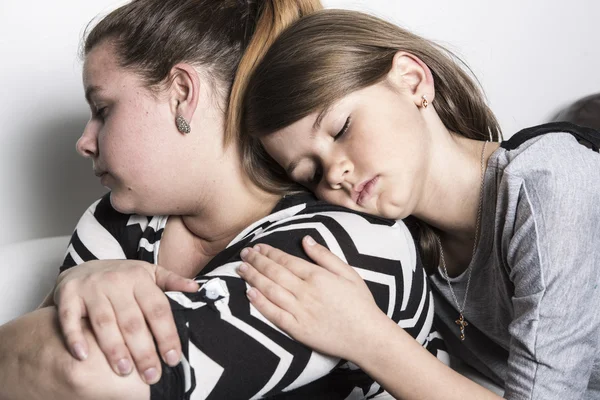 Triest moeder troostende door zijn kind — Stockfoto