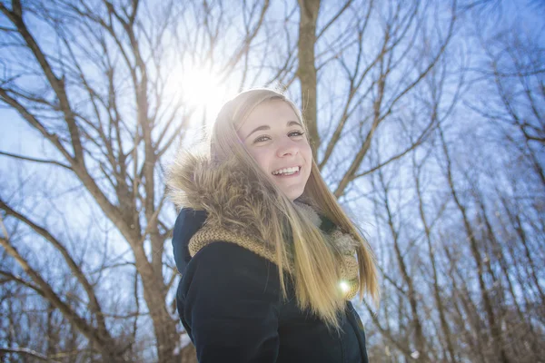 Aantrekkelijke jonge vrouw in de winter outdoor — Stockfoto