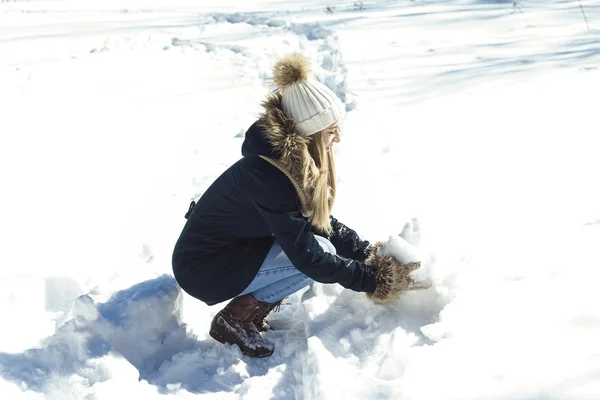 Attractive young woman in wintertime outdoor — Stock Photo, Image