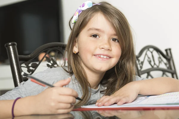 Adolescente faisant des devoirs pour l'école. — Photo