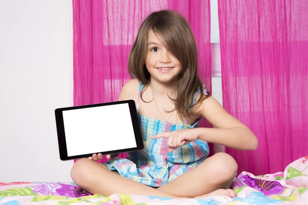 技術は容易になります。デジタル タブレットを保持しているかわいい女の子 — ストック写真