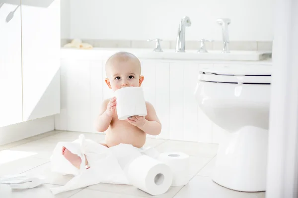 Adorable bébé garçon jouant avec du papier toilette — Photo