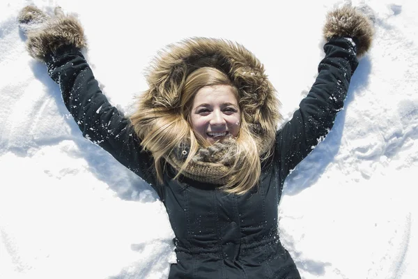 Attractive young woman in wintertime outdoor — Stock Photo, Image