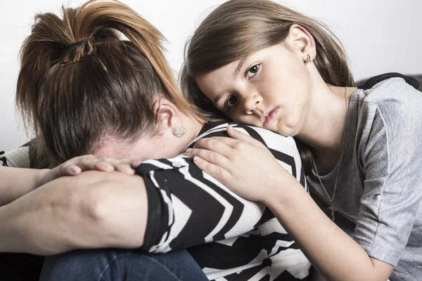 Triste madre consolando por su hijo — Foto de Stock