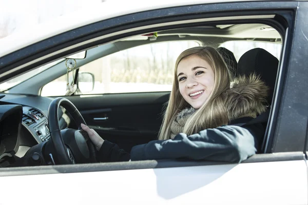 若い女性の新型車、カメラで笑顔 — ストック写真