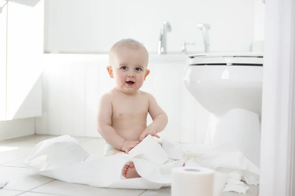 Schattig babyjongen spelen met wc-papier — Stockfoto