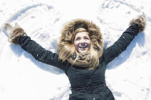 Attractive young woman in wintertime outdoor — Stock Photo, Image