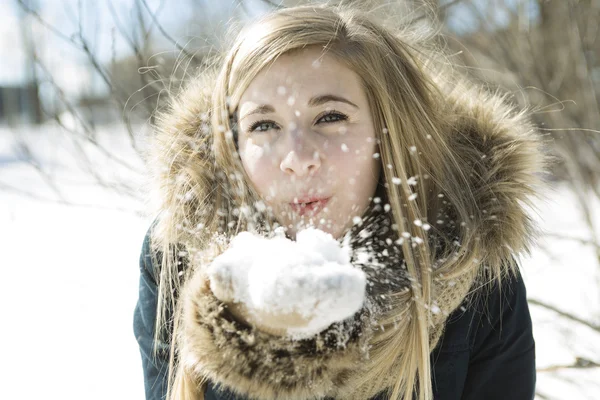 Attractive young woman in wintertime outdoor — Stock Photo, Image