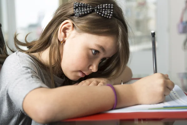 Tiener meisje doet huiswerk voor school. — Stockfoto