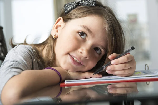 Дівчина-підліток робить домашнє завдання для школи . — стокове фото