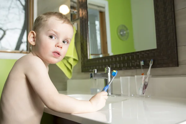 Kind of kind borstelen tanden in de badkamer — Stockfoto