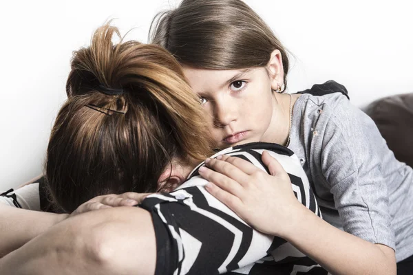 Triste mãe consoladora por seu filho — Fotografia de Stock