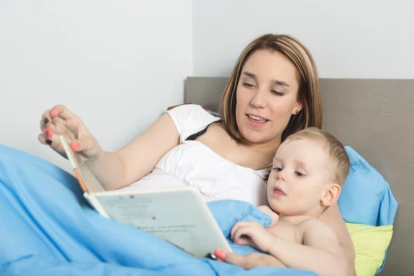 Mère lisant une histoire à son fils — Photo