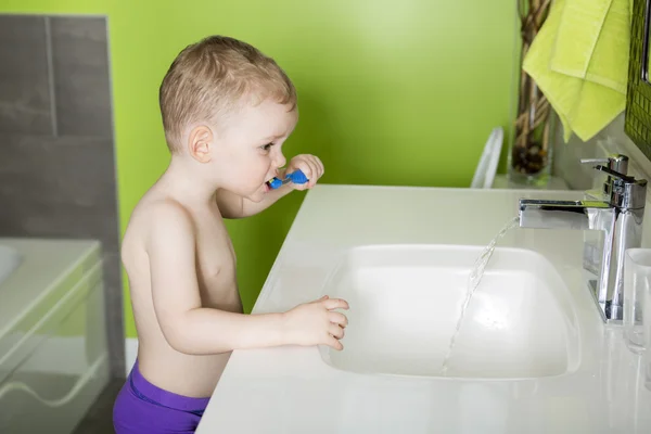 Dítě nebo dítě čištění zubů v koupelně — Stock fotografie