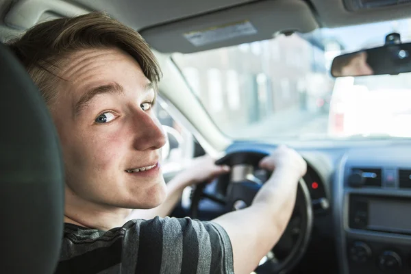 Adolescente menino e novo motorista ao volante de seu carro — Fotografia de Stock