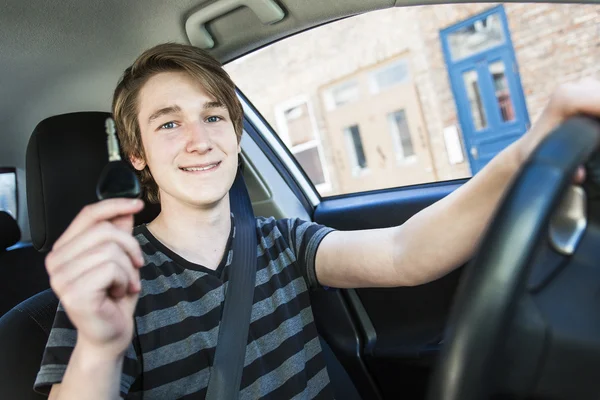 Adolescente menino e novo motorista ao volante de seu carro — Fotografia de Stock