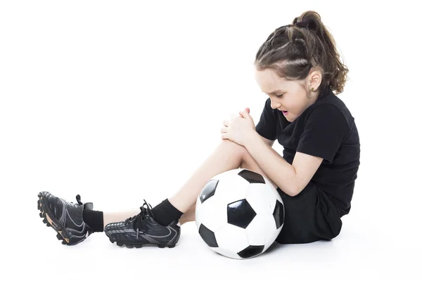 Verletztes Mädchen mit Fußballball isoliert auf weißem Grund — Stockfoto