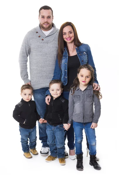 Atractivo retrato de familia feliz joven sobre fondo blanco — Foto de Stock