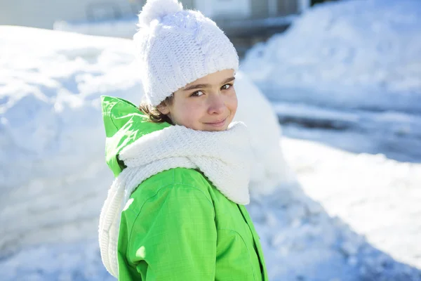 Ritratto di una giovane ragazza in strada invernale — Foto Stock