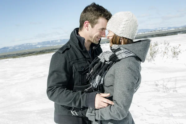 Paar im Winter Schneeszene bei schönem sonnigen Tag — Stockfoto